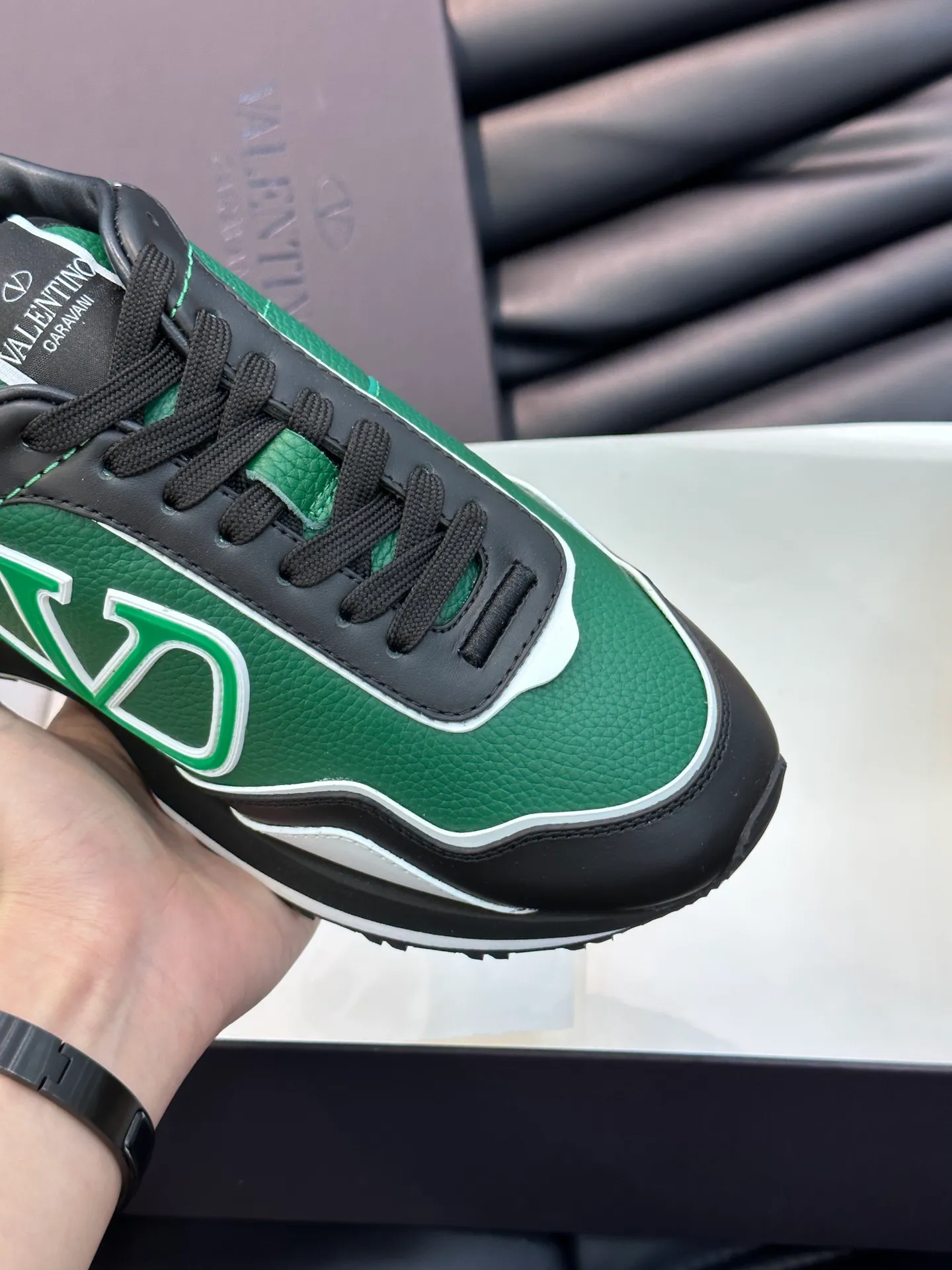 P540💰 Product trademark: VALENTINO "Valentino" Regular size: 38-44 [45 customized] Product material: Warren men's casual sports shoes, made of imported first-layer cowhide, with brand emblem on the tongue, rivet rubber outsole, non-slip, wear-resistant and shock-absorbing, cowhide lining foot pads, comfortable and breathable, with original box packaging equation bag!
